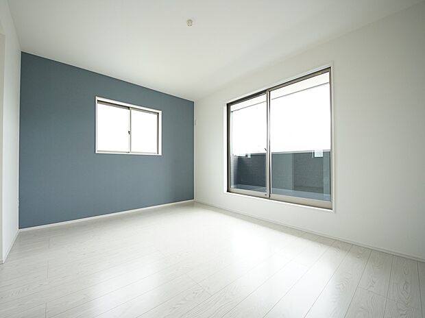 洋室9帖　アクセントクロスがお洒落な空間を演出（2号棟同仕様）