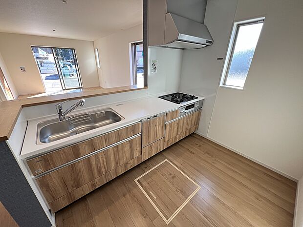 食洗機・浄水器付きの扱いやすいシステムキッチン！リビングを一望できる対面式です（1号棟）