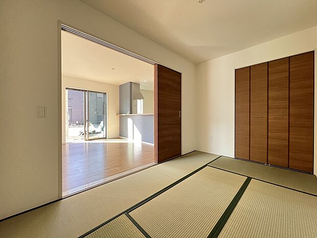 和室5帖　リビングから出入り可能な居室です（1号棟）