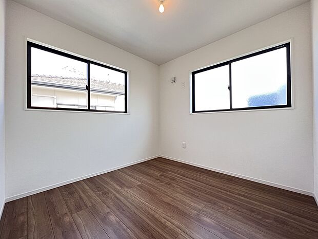 2階には洋室を4部屋ご用意しました（同仕様）