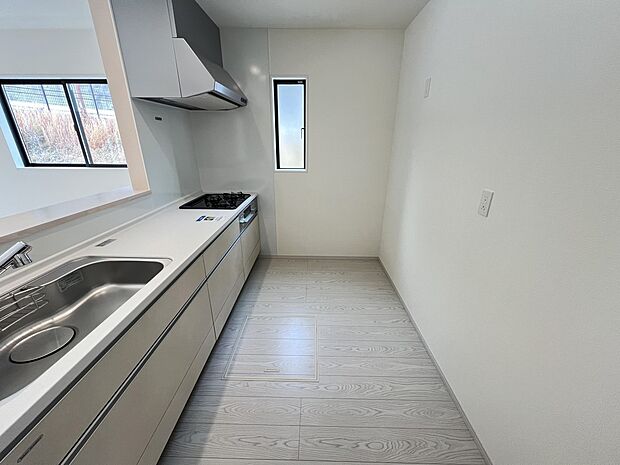 扱いやすいシステムキッチンで毎日のお料理もはかどります(1号棟同仕様)