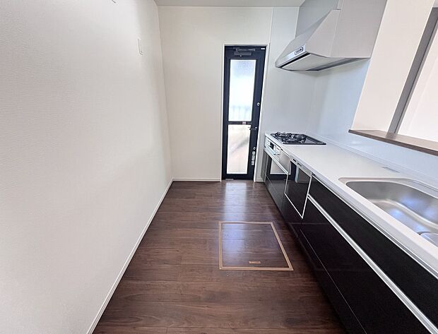 リビングを一望できる対面式システムキッチン 食洗機・浄水器・勝手口付き(同仕様)