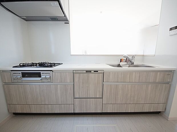 扱いやすいシステムキッチンで毎日のお料理もはかどります(同仕様)