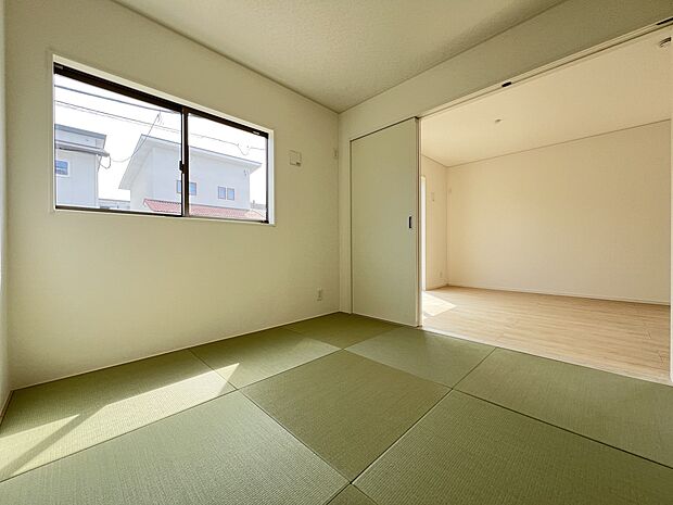 リビング続き間の和室4.5帖 ホッと一息つける癒しの空間です(1号棟)