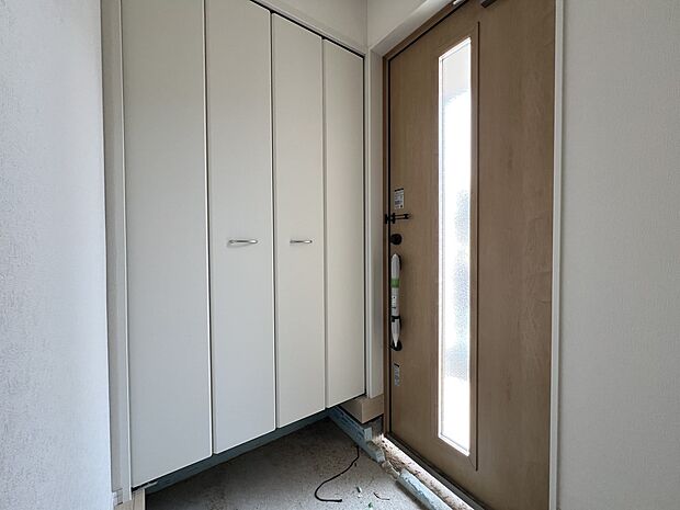 ゆとりのある玄関空間は、家族や来客が快適に出入りできる環境を提供します(1号棟)