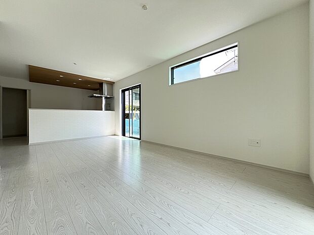 広めのリビングは家族団らんにピッタリの空間です(1号棟同仕様)