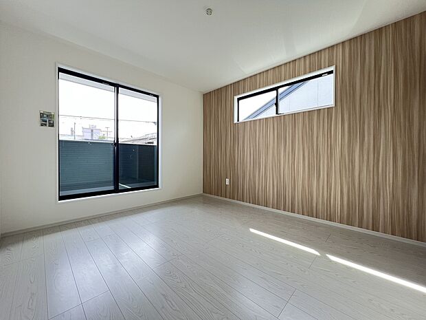 アクセントクロスがお洒落な洋室7帖 WIC、バルコニー付き