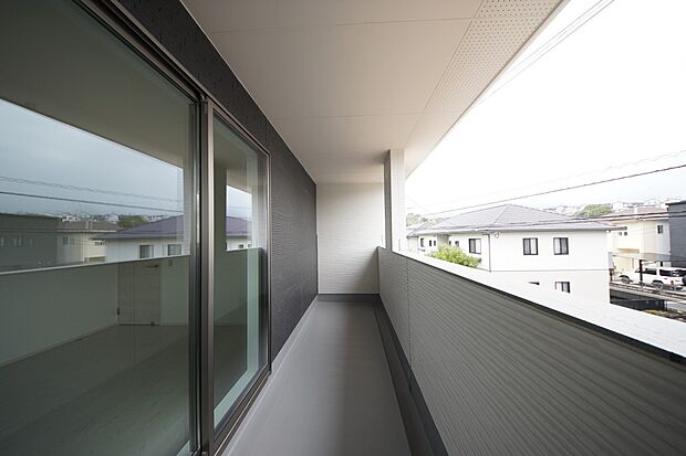 バルコニーは3階に設置します(同仕様)