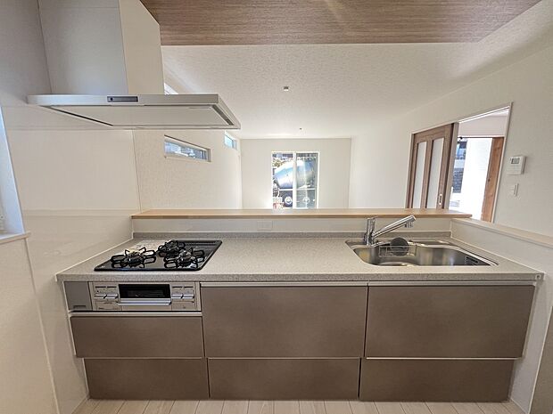 リビングを一望できる対面式システムキッチン 勝手口・浄水器付き(2号地)