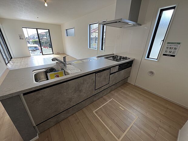 リビングを一望できる対面式システムキッチン 食洗機・浄水器付き(1号棟)