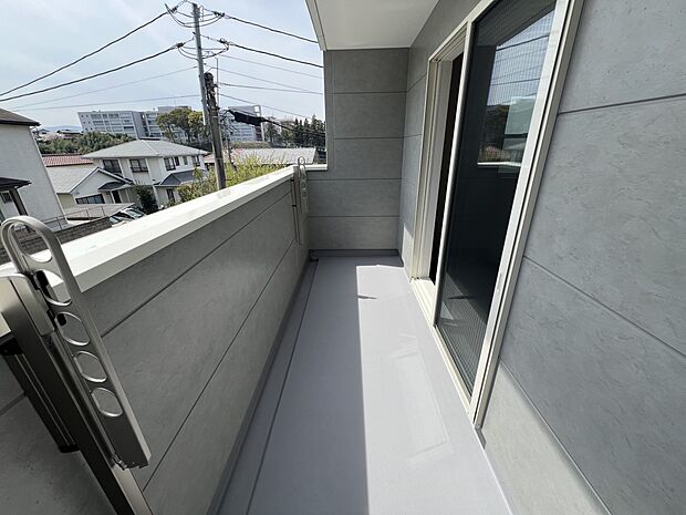 洋室8帖からアクセス可能な南向きの陽当たり良好なバルコニー(1号地)