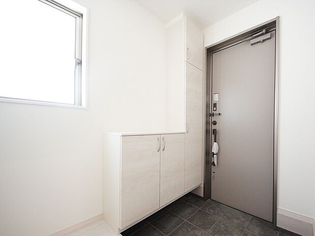 シューズボックス付きの明るい玄関(1号棟同仕様)