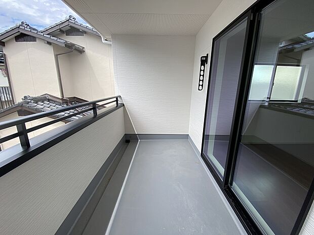 南向きの陽当たり良好なバルコニー(2号棟同仕様)