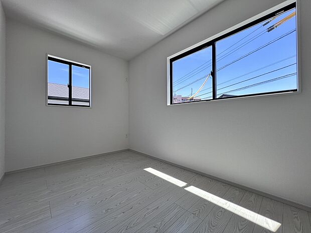 洋室5.6帖　2面採光の明るい居室です（1号棟同仕様)