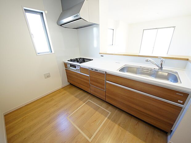 扱いやすいシステムキッチンで毎日のお料理もはかどります(同仕様)
