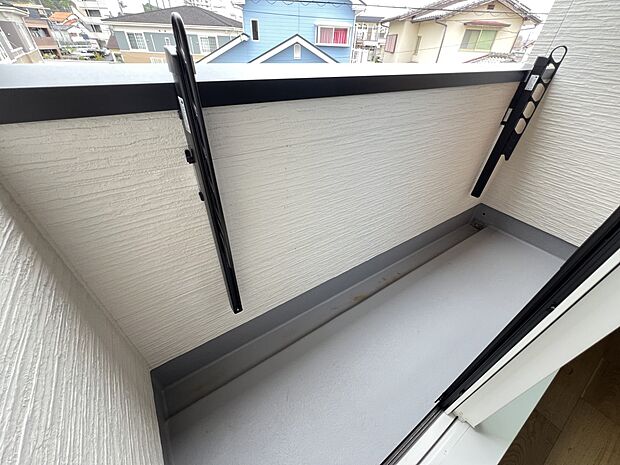 南向きのバルコニーは陽当たり良好です(同仕様)