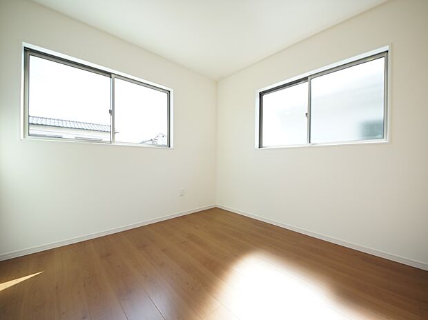 洋室5.2帖　2面採光の明るい居室です(同仕様)