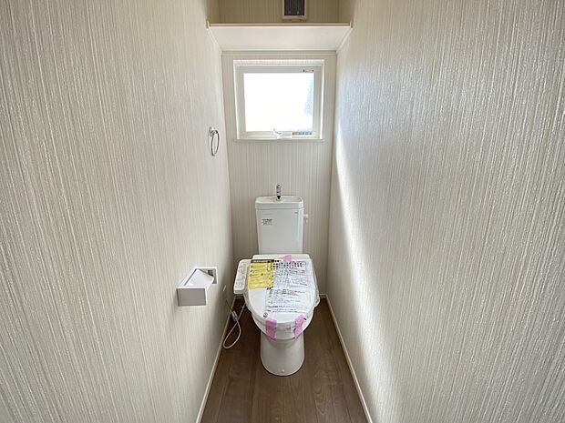 トイレは各階にご用意。ウォシュレット機能付き(1号棟同仕様)