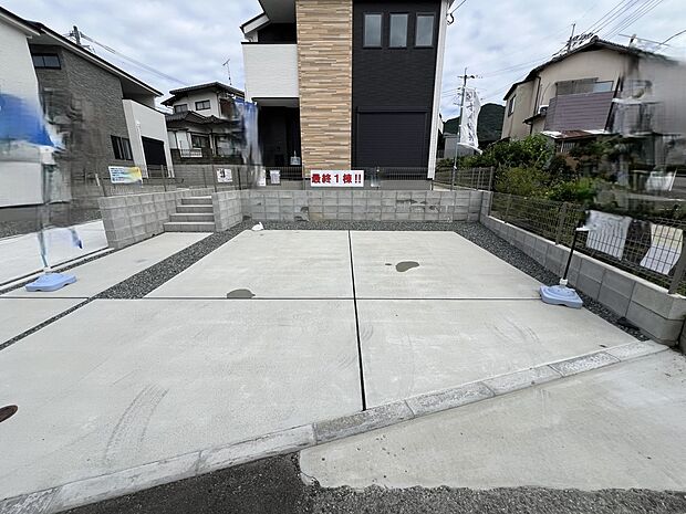 【駐車場】お車は2台並列で駐車可能です(3号棟)