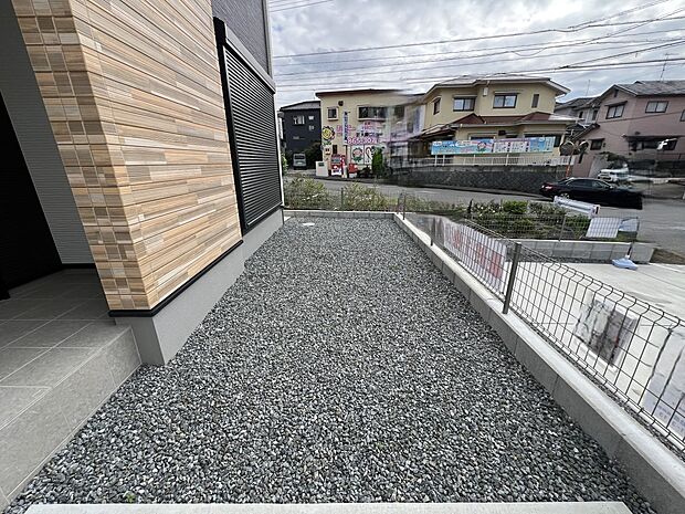 【庭】ちょっとしたお庭付きです(3号棟)