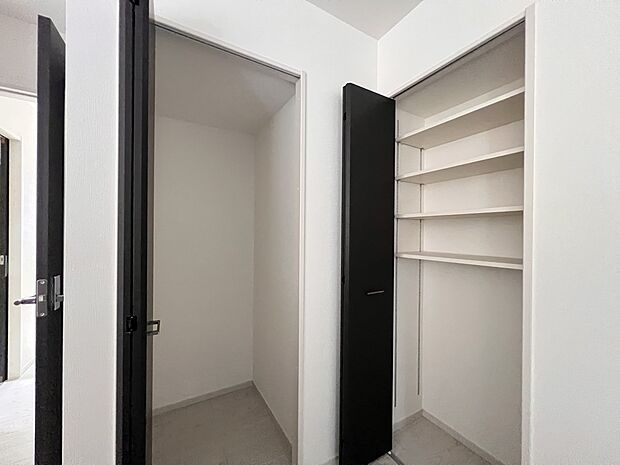 【収納】キッチン横の収納スペース　パントリーは可動棚付きです(2号棟)