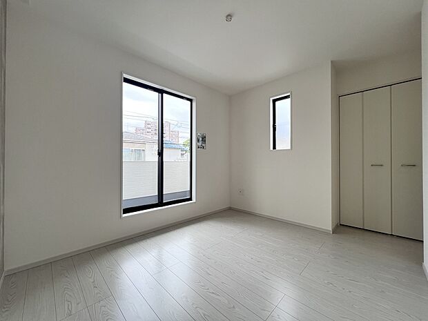 【洋室】洋室6.5帖　南に面した2面採光仕様のお部屋です(1号棟)