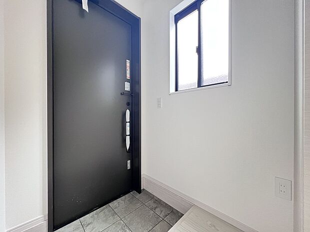 【玄関】シューズボックス、小窓付きの明るい玄関(1号棟)