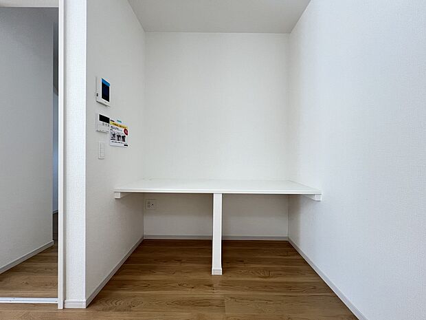 【その他内観】キッチン横にはスタディーカウンターを設置しています　家電類の置き場としても役立ちます