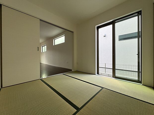 【和室】リビング続き間の和室4.5帖　ホッと一息つける癒しの空間です(3号棟)