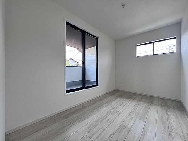 【洋室】洋室5.2帖　2階の居室は全室二面採光で明るい印象です