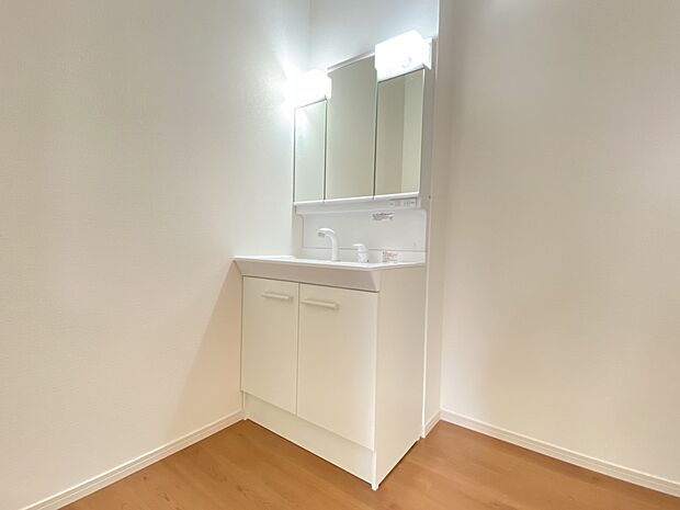 【その他内観】三面鏡仕様の洗面化粧台(同仕様)