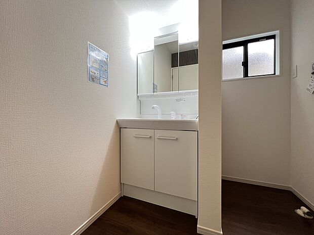 【洗面台・洗面所】脱衣所は広めの設計　三面鏡仕様の洗面化粧台を設置しました