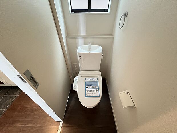【トイレ】トイレは各階にご用意。ウォシュレット機能付き