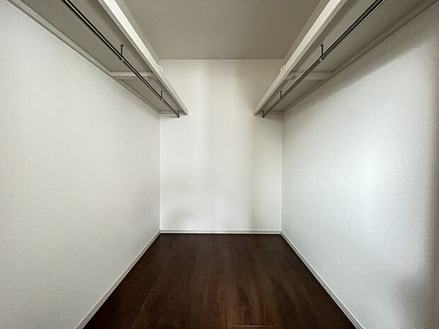 【収納】ウォークインクローゼットはシーズン外の家電や衣類も沢山収納できるので助かりますね