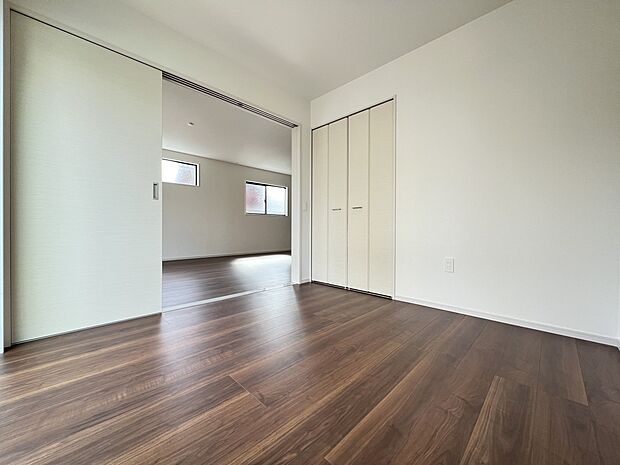 【洋室】リビング続き間の洋室4.5帖　収納スペース付き