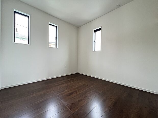 【洋室】洋室5帖　お子さまの居室にちょうど良い広さです