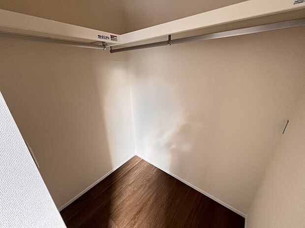 【収納】ウォークインクローゼットはシーズン外の家電や衣類も沢山収納できるので助かりますね(2号棟)