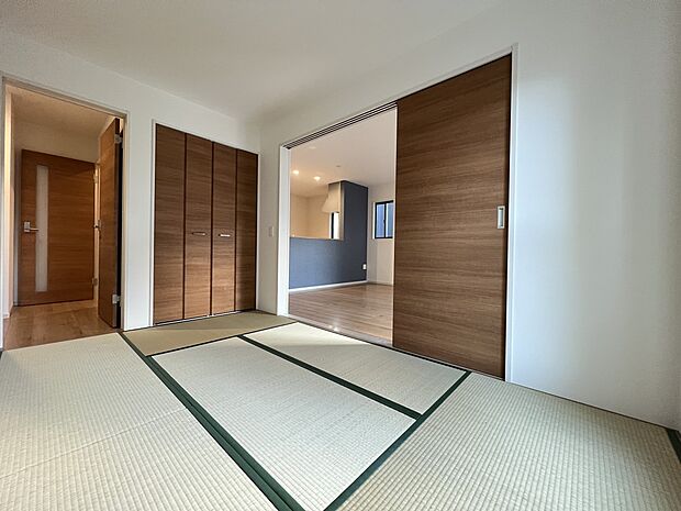 【和室】リビング、玄関ホールから出入り可能の和室5帖です(1号棟)