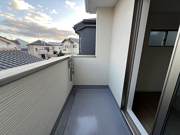 【バルコニー】洋室7.7帖から出入り可能のバルコニー(1号棟)