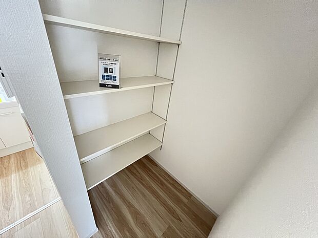 【収納】キッチン横には可動棚仕様パントリー収納付