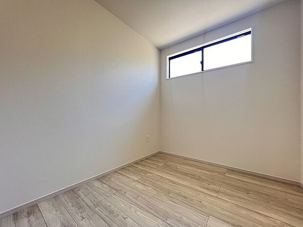 【洋室】洋室3.7帖　居室としてはもちろん、収納部屋としても重宝します！