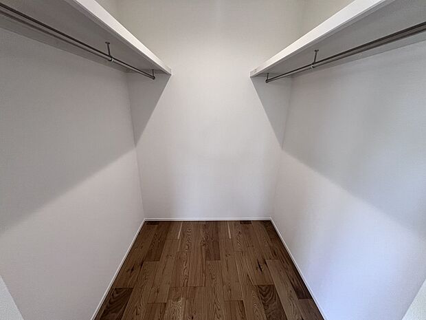 【ウォークインクローゼット】ハンガーパイプ付きのウォークインクローゼット(3号棟)