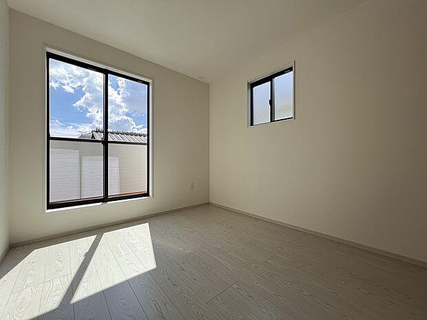 【洋室】洋室5帖 2階の居室は全室バルコニー付き!どのお部屋も明るい印象です(2号棟)