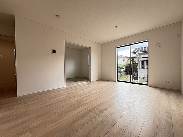 【リビング】リビングは隣接する和室を開放すれば約19.8帖の大空間が生まれます