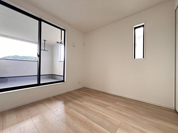 【洋室】洋室4.5帖 クローゼット収納2ヶ所、バルコニー付の居室です