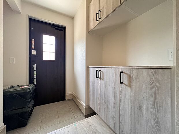 【玄関】玄関にはシューズボックス、土間収納をご用意