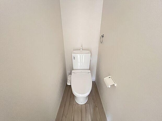 【トイレ】トイレは各階にご用意。ウォシュレット機能付き