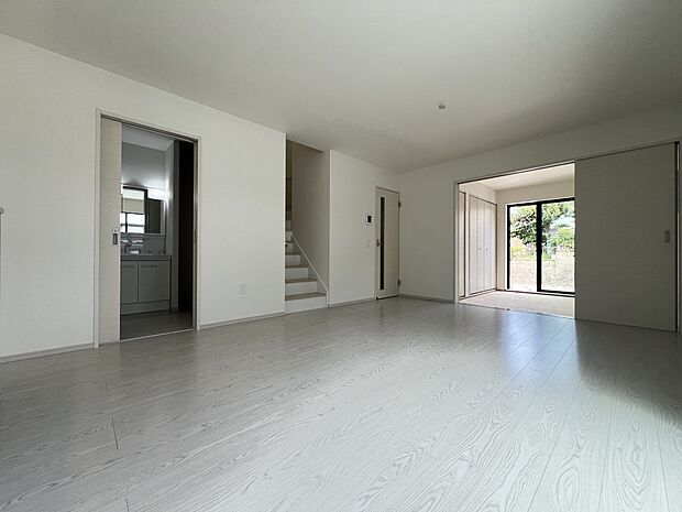 【リビング】LDK16帖 自然と家族が集うリビング階段仕様 居心地よい空間です(1号棟)