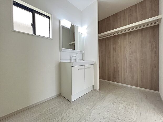【洗面台・洗面所】収納スペース付きの広めの洗面室 三面鏡仕様の洗面化粧台も設置しました(1号棟)