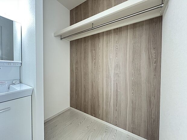 【洗面台・洗面所】洗面すぐ横にはハンガーパイプを設置(1号棟)